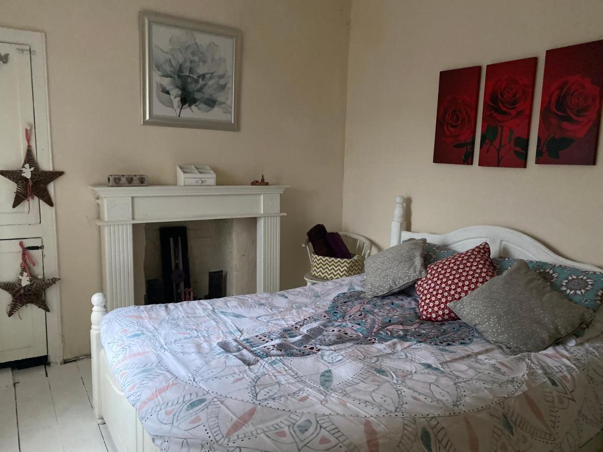 Stunning 2-Bed Apartment Above Schooners Bar 尼思 外观 照片