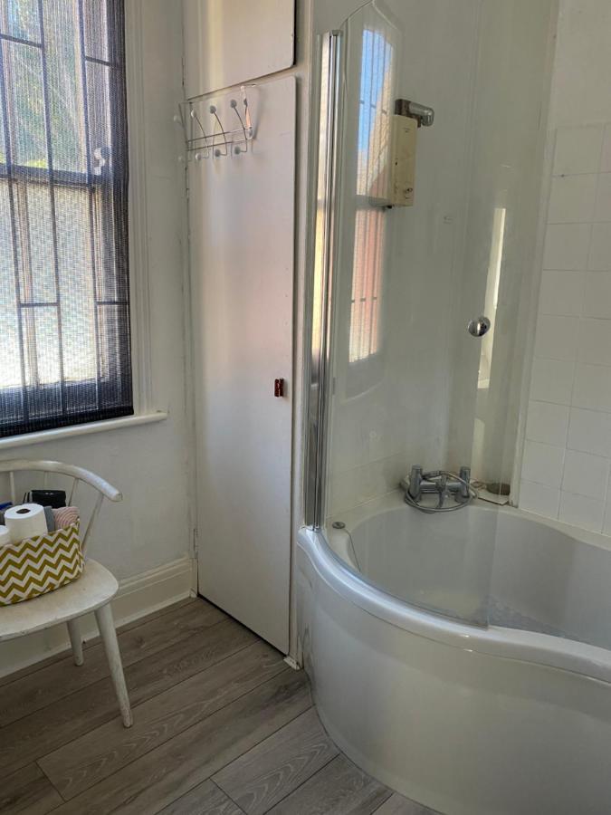 Stunning 2-Bed Apartment Above Schooners Bar 尼思 外观 照片