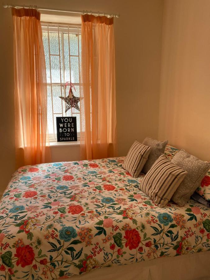 Stunning 2-Bed Apartment Above Schooners Bar 尼思 外观 照片