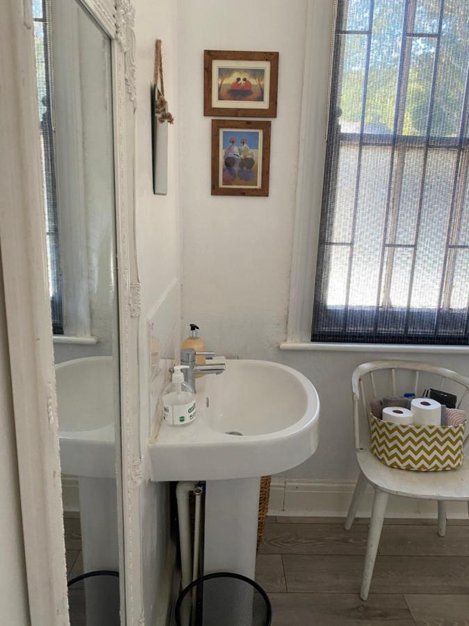 Stunning 2-Bed Apartment Above Schooners Bar 尼思 外观 照片