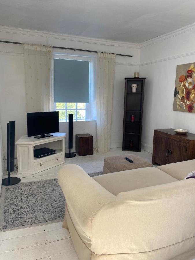 Stunning 2-Bed Apartment Above Schooners Bar 尼思 外观 照片
