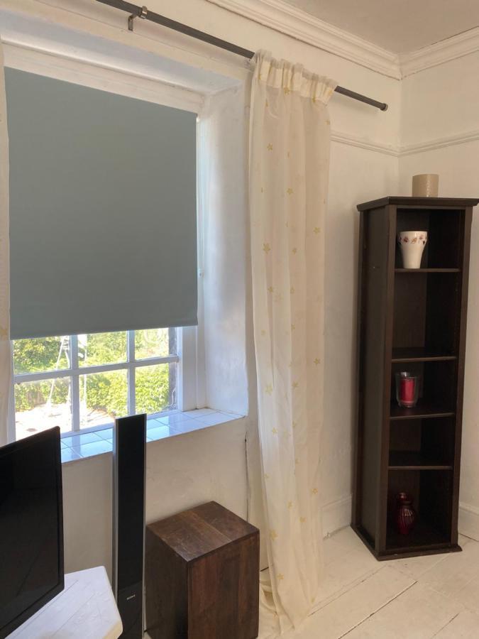 Stunning 2-Bed Apartment Above Schooners Bar 尼思 外观 照片