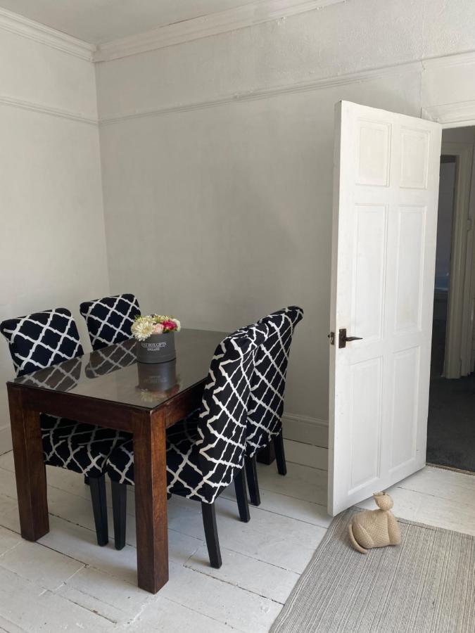 Stunning 2-Bed Apartment Above Schooners Bar 尼思 外观 照片