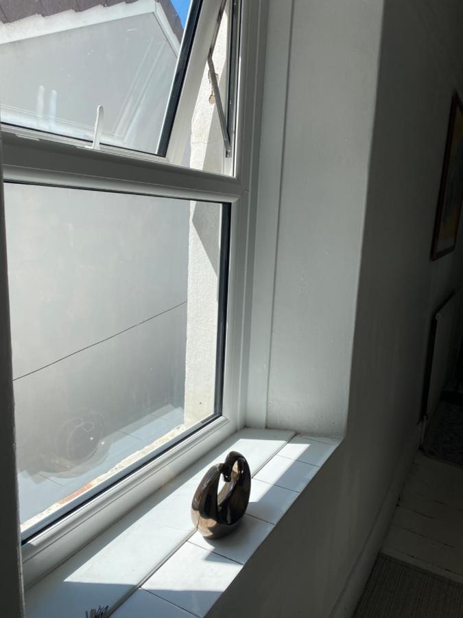 Stunning 2-Bed Apartment Above Schooners Bar 尼思 外观 照片