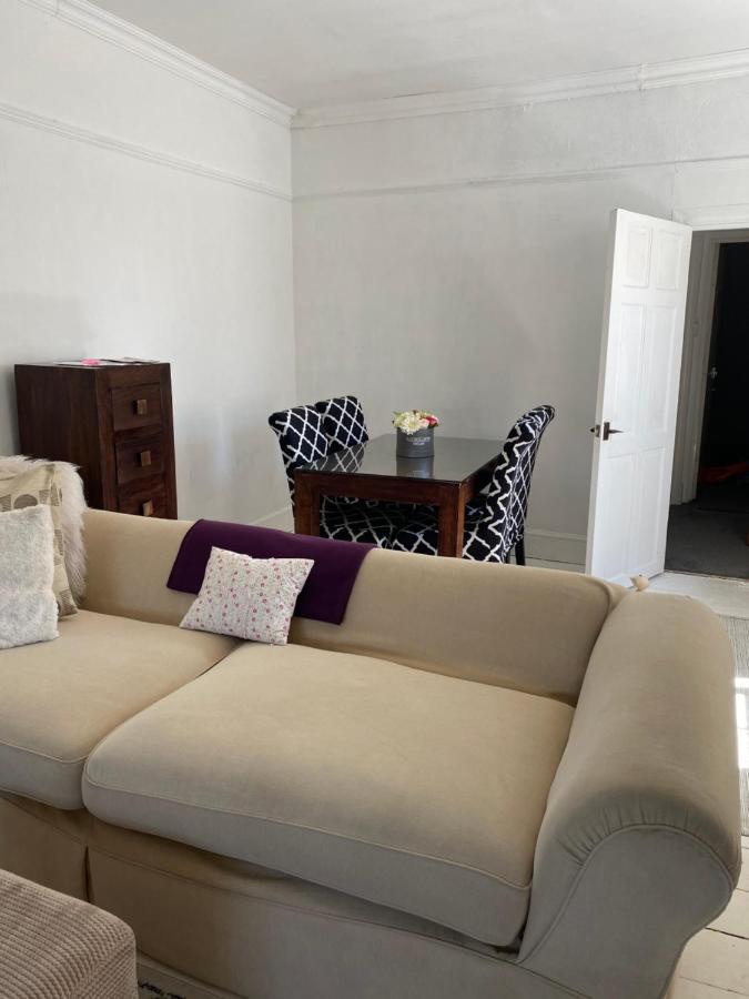 Stunning 2-Bed Apartment Above Schooners Bar 尼思 外观 照片