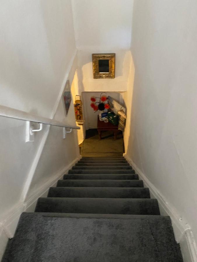 Stunning 2-Bed Apartment Above Schooners Bar 尼思 外观 照片