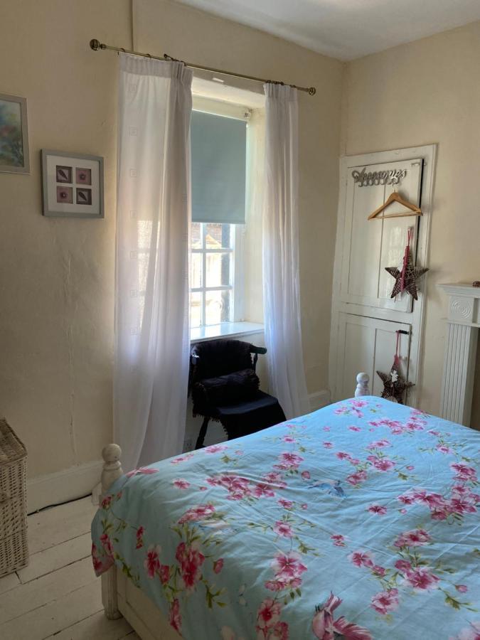 Stunning 2-Bed Apartment Above Schooners Bar 尼思 外观 照片